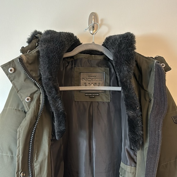 Convertible and cozy warm winter puffer in dark green with black accents - Picture 5 of 10